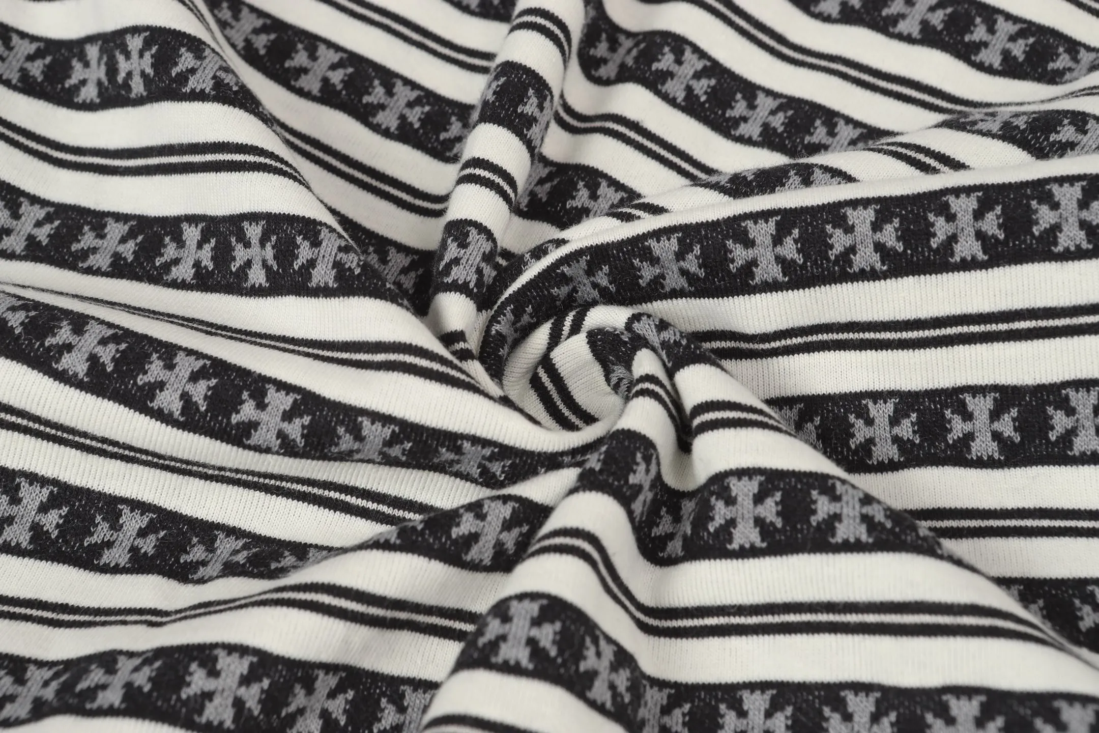 P190 -Chrome Hearts/Chrome Hearts 25ss season's most popular striped yarn-dyed long-sleeved T-shirt -High weight, high density and high quality. The wool is soft, delicate and skin-friendly. It feels soft and silky. It has excellent warmth and skin-friendly properties. -Customized weaving and dyeing, no color difference, no matter the fabric or workmanship details, beat the ordinary version on the market. -Colour: black, gray, blue, pink, green -Size: S M L XL